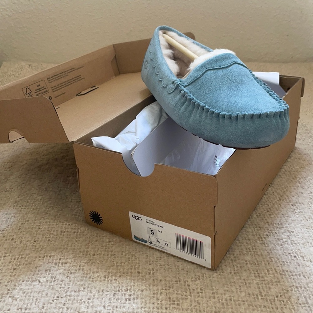 UGG Slippers - Scalloped MOC